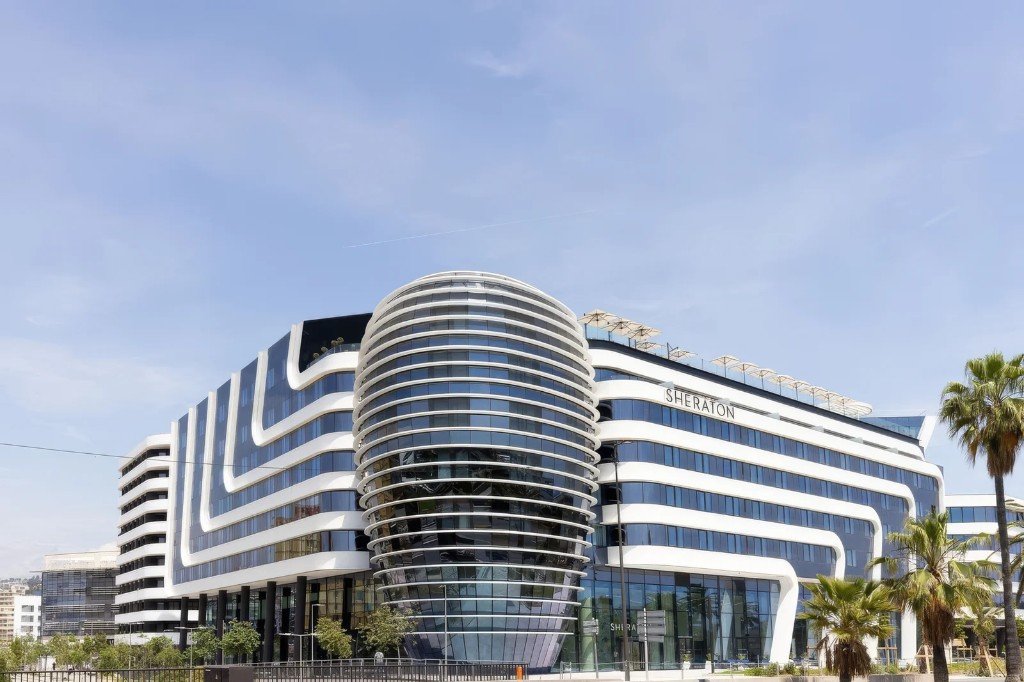 Bâtiment corporate moderne représentant l'identité du groupe